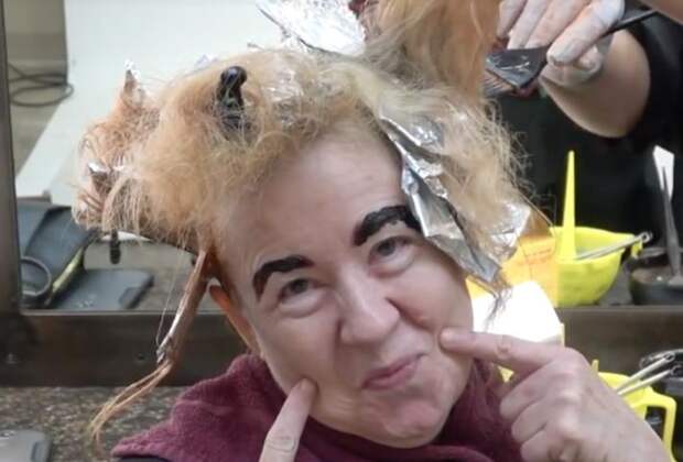60-летней женщине сделали настолько потрясающий макияж, что она не узнала себя в зеркале