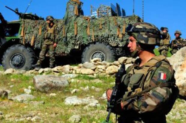 Франция отправит танки и военных к границам России