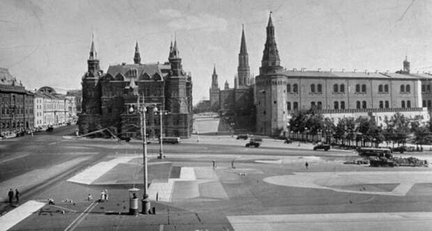 Так выглядела замаскированная площадь перед Кремлем. | Фото: wwii.space. Так выглядела замаскированная площадь перед Кремлем. | Фото: wwii.space.
