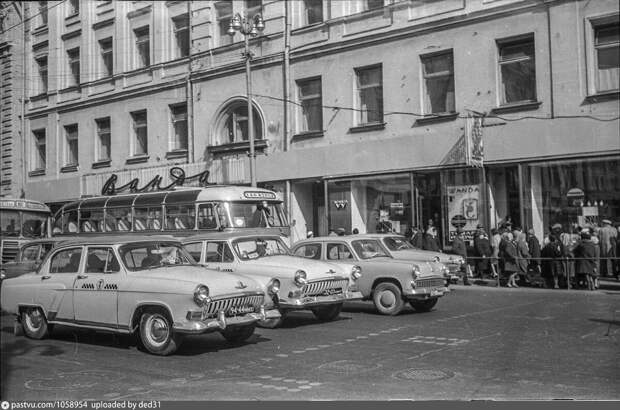 Магазин "Ванда" на Петровке, 1968. На витринах можно прочитать названия и логотип на латинице. Фото В.А. Борисова с сайта www.pastvu.com.