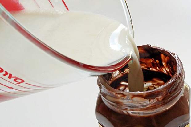 Залей в банку с остатками Nutella горячее молоко Залей в банку с остатками Nutella горячее молоко