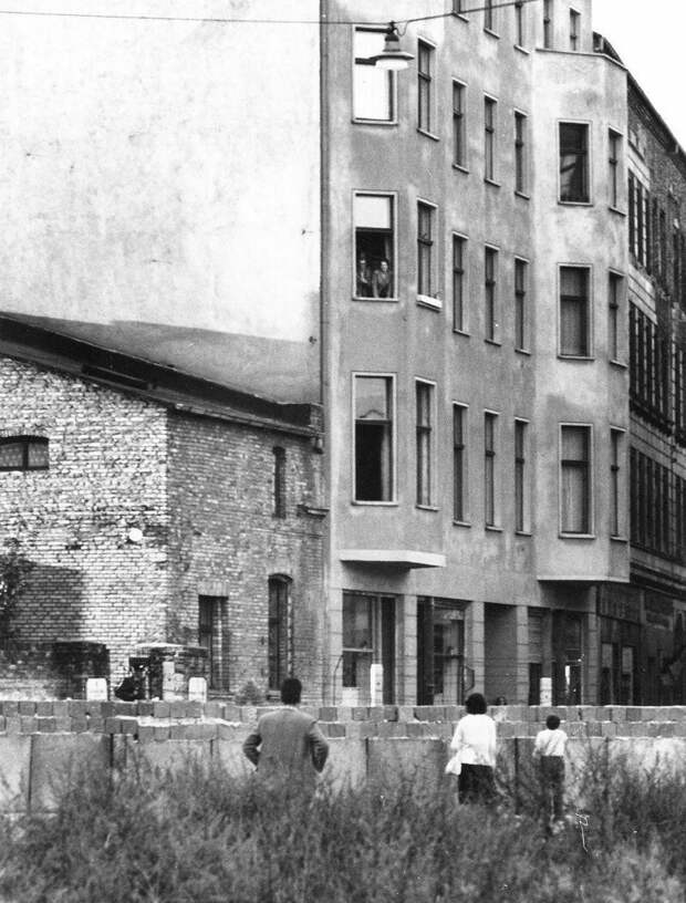 17. Жители Восточного и Западного Берлина разговаривают через стену, Германия, 1961 год жизнь, исторические фото, история, прошлое, фото