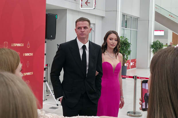 Модель Анастасия Костенко в платье с глубоким декольте посетила конкурс красоты