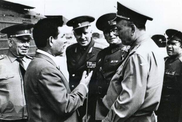 Сергей Непобедимый с группой военачальников во главе с маршалом А.А. Гречко.