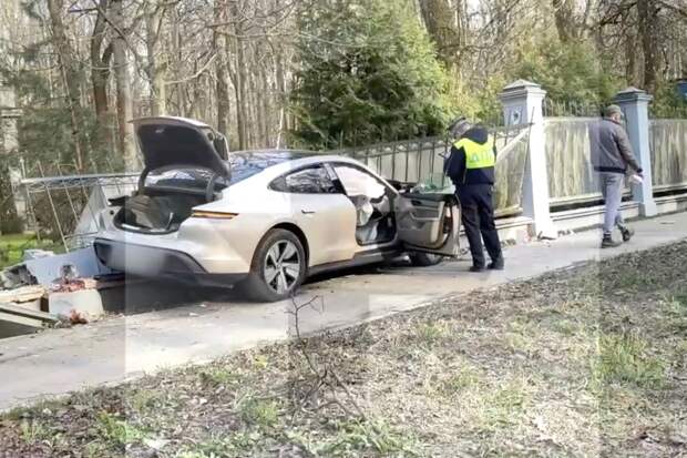 В Москве Porsche снес забор «дачи Берии» и попал на видео