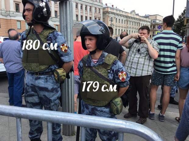 маленький полицейский на митинге