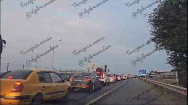 Уже с 4 утра: под Краснодаром и на М-4 выстроились огромные пробки из машин по направлению к Черному морю