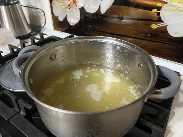 Не мутная вода, а прозрачное золото: как сварить куриный бульон, ради которого домашние попросят добавки