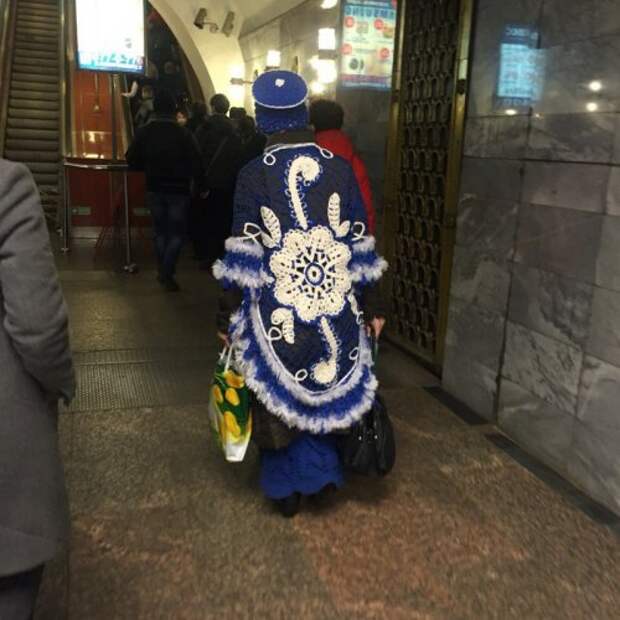 Модники и модницы в метро (18 фото)