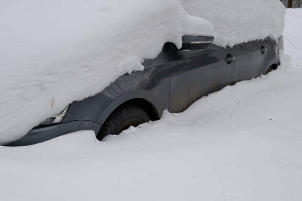 Житель российского региона потерял машину в сугробе