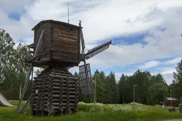 Архангельская область мало. Малые Карелы Архангельская область. Малых Карелах в Архангельске колодец. Малые Карелы Архангельск лес. Церковь около малых Карел Архангельск.