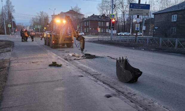 В Архангельске устраняют дефект на теплосетях в районе улицы Бадигина