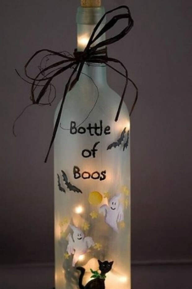 Разукрасьте бутылку специальными красками или сделайте аппликацию, а во внутр вставьте свечку.