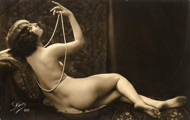 Фотографии ню, сделанные в конце XIX века: Эротическая ретро-фотография обнаженной девушки.