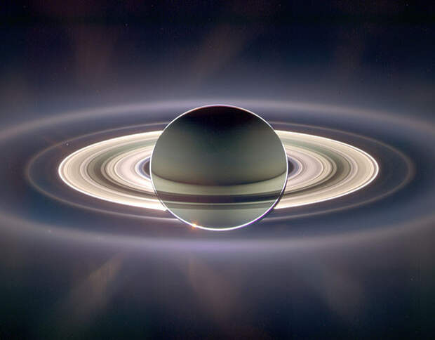 Сатурн проходит перед Солнцем. Это изображение сочетает в себе 165 кадров, снятых в течение трёх часов.