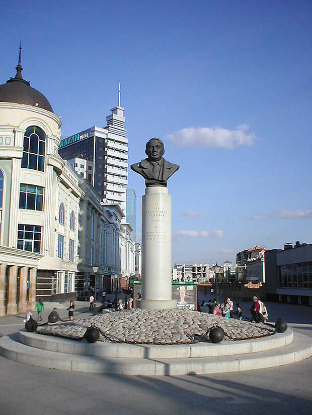 Памятник Льву Гумилеву в Казани.jpg