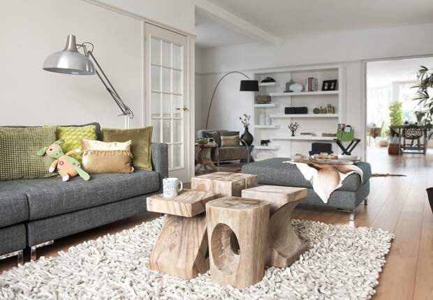 Интересное сочетание деталей интерьера мебели подчеркивают очарование этой гостиной.
