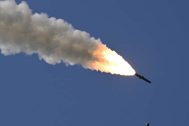 Очевидцы сняли, как ракета X-101 обманывает ПВО перед ударом по Ровно