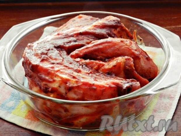 Мясо вымыть, обсушить, натереть маринадом со всех сторон и оставить на сутки в холодильнике.