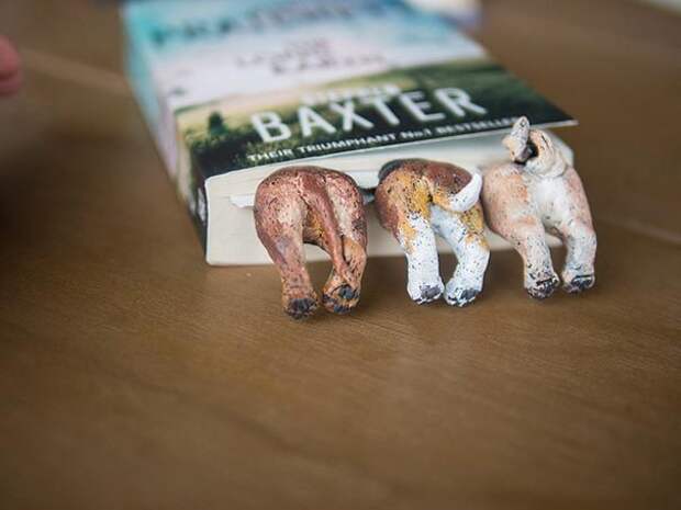 закладки в виде ног, торчащих из книги