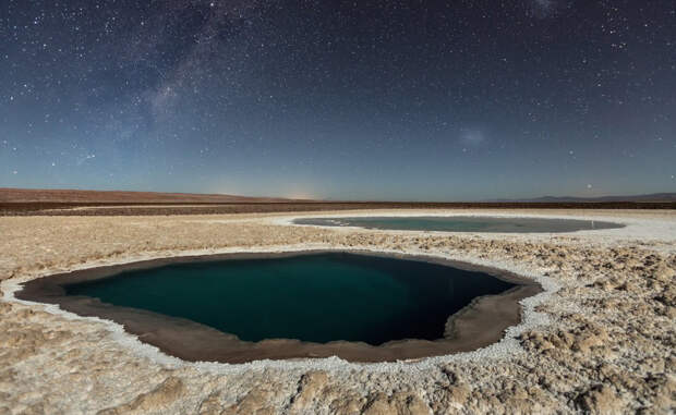 Lagunas Baltinache Автор: Виктор Лима Лунный свет играет на поверхности скрытых озер. Эти водоемы расположены в пустыне Атакама, на севере Чили.