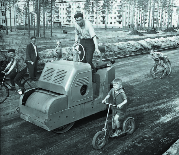 1962 Первый асфальт в поселке Энергетик строителей Братской ГЭС.jpg