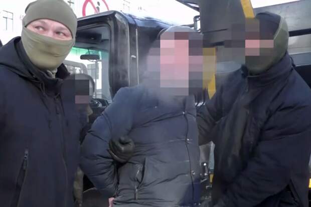 В Хабаровске директора школы и ее мужа арестовали по делу о взятке на 8,4 млн рублей