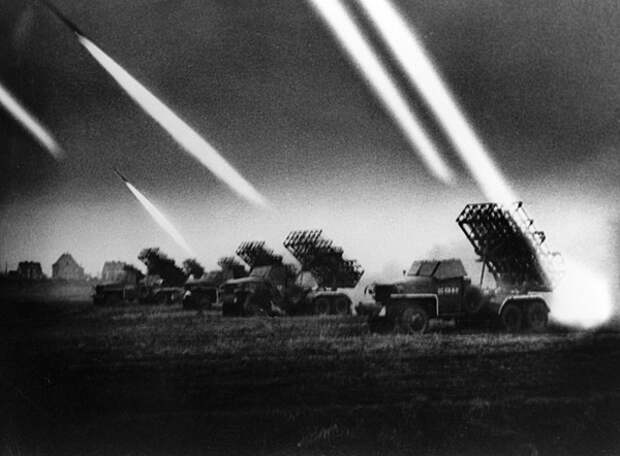 Залп гвардейских минометов «Катюша», 1944 год. Фото: РИА Новости 