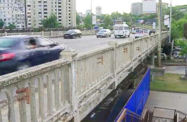 Инцидент под Измаильским мостом: момент падения куска бетона прямо перед автомобилем (ВИДЕО)