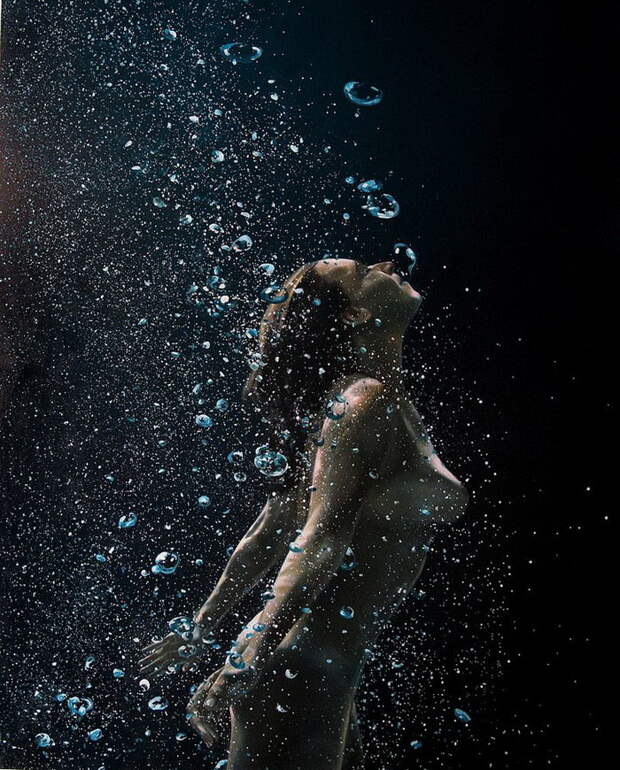 Плавающие женщины: картины Eric Zener
