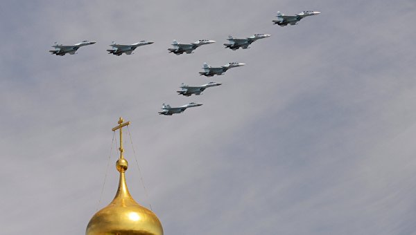 Многоцелевые истребители Су-30СМ и Су-35С во время военного парада
