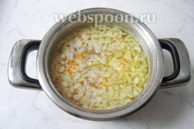 Морковь с луком добавляем в кастрюлю с супом. Варим до готовности всех овощей.