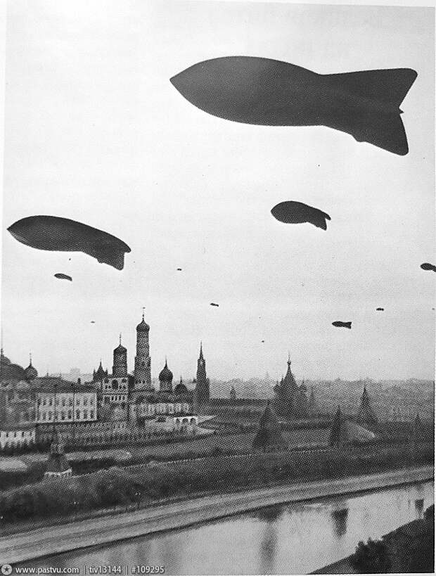 Аэростаты воздушного заграждения над Москвой. 1941, москва, прогулка