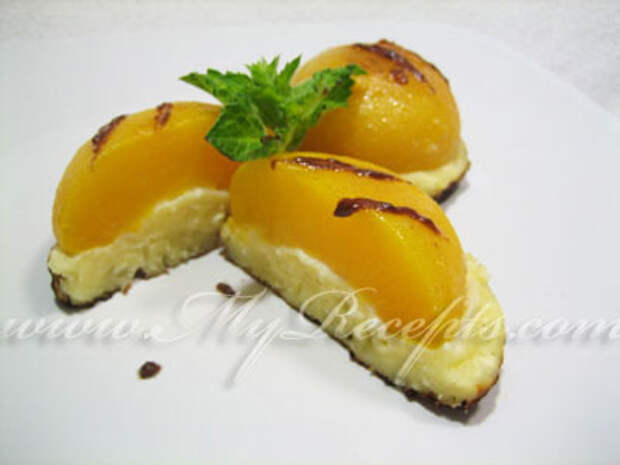 Сырники с консервированными персиками
