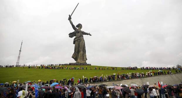 Участники акции Бессмертный полк во время празднования Дня Победы на Мамаевом Кургане в Волгограде