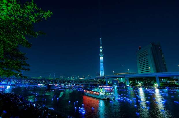 61 100.000 Голубые Шары, Плавающие Вниз по Реке В Токио