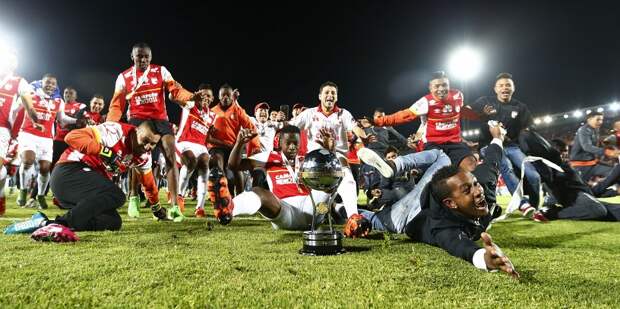 Футболисты колумбийского "Санта-Фе" после победы над аргентинским "Ураканом" в финале Южноамериканского кубка, 9 декабря. Команда впервые в истории стала победителем престижного турнира