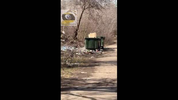 Макеевка, Путь Ильича, улица Физкультурная, дом 32-34, мусор не убирается около баков! Из-за ветра всё раскидывается по улице, никто убирать не хочет!...