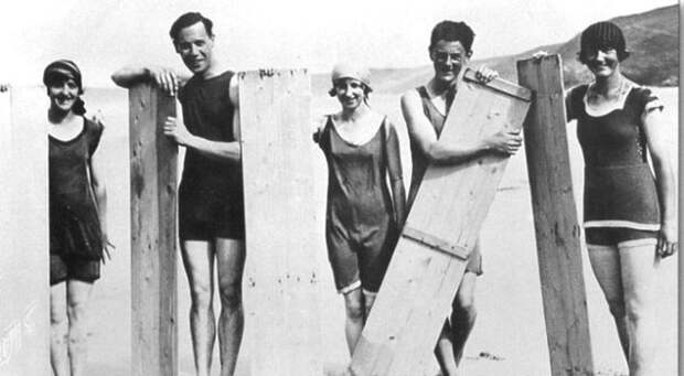 Early surfers with their boards in 1922