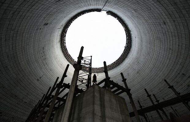 Внутри градирни — недостроенной охладительной башни на территории Чернобыльской АЭС. В некоторых случаях Давид добавлял в кадр женский манекен, подчеркивая грандиозное одиночество этих мест.