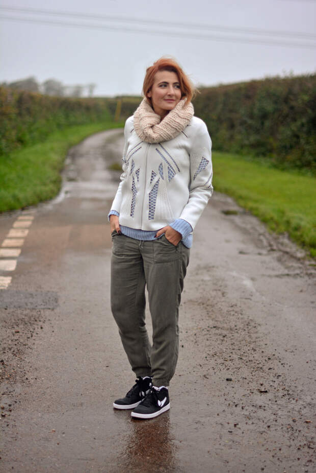 Winter sportswear: Scuba jacket, track pants, Nike hi-tops