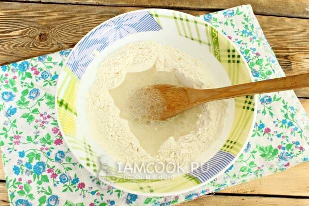 Влить в муку воду
