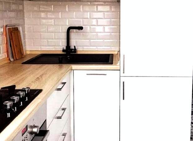 Массивная фурнитура не всегда удачный выбор, особенно если кухня совсем крошечная. | Фото: dom-mechty-alice.ru. Массивная фурнитура не всегда удачный выбор, особенно если кухня совсем крошечная. | Фото: dom-mechty-alice.ru.