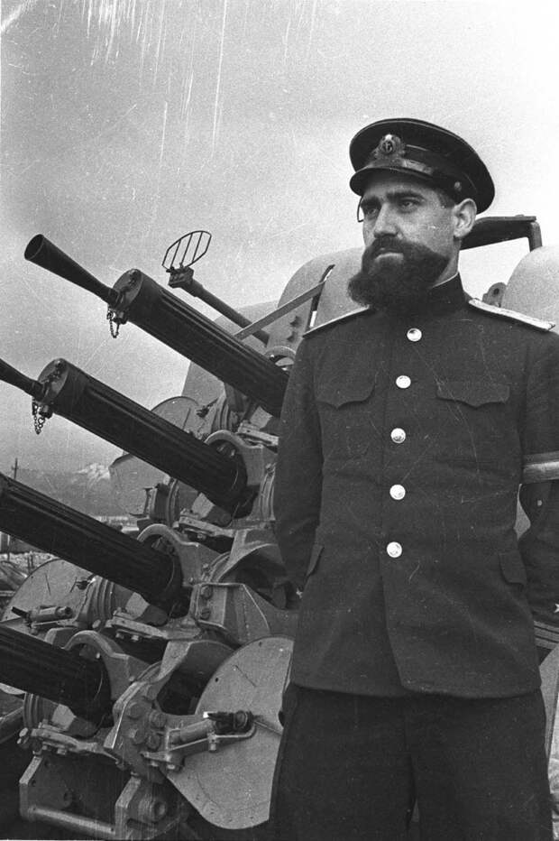 3. Советский вахтенный офицер в звании капитан-лейтенант на фоне 12,7-мм счетверённой корабельной зенитно-пулемётной установки «Виккерс». 3. Советский вахтенный офицер в звании капитан-лейтенант на фоне 12,7-мм счетверённой корабельной зенитно-пулемётной установки «Виккерс». интересное, исторические фото, история, фото
