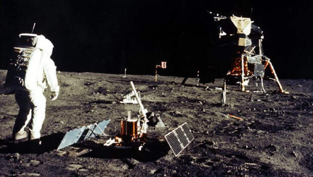 Астронавты космического корабля Аполлон 11 на поверхности Луны. Архивное фото