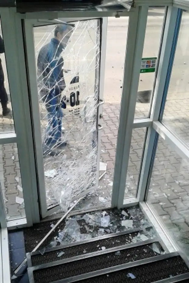 Разбили стекло на двери. Разбитая стеклянная дверь. Разбилась стеклянная дверь. Разбитая входная стеклянная дверь. Дверь с разбитым стеклом.