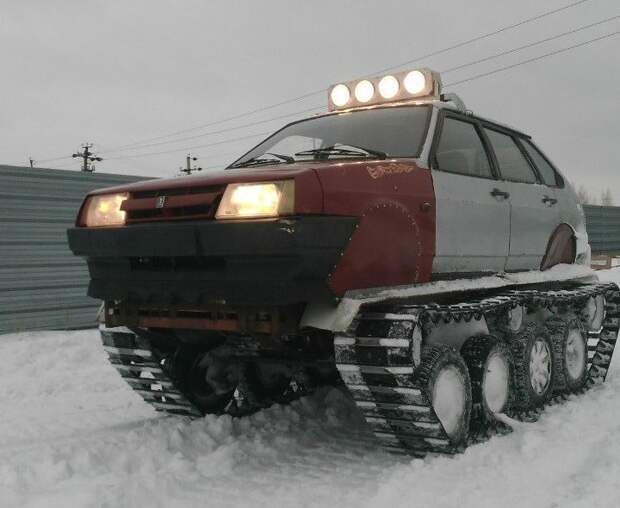 Создатель машины говорит, что вдохновился роликом о гусеничных автомобилях из Якутии, которые с легкостью преодолевали глубокий снег и другие преграды. Своему творению он присвоил название Т-21099. 2109, ваз, вездеход, самоделка