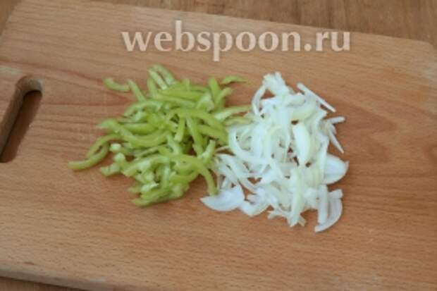 Второй перец и оставшийся лук нарезать соломкой.
