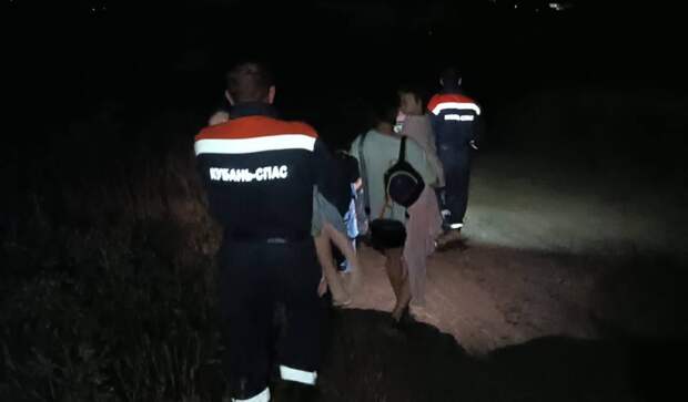 В Анапе группа туристов на машинах застряла в грязи по дороге к "Ласточкиному гнезду"