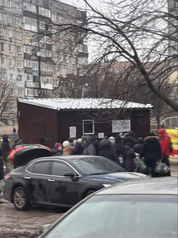 Очередь за водой на ул. Щетинина
